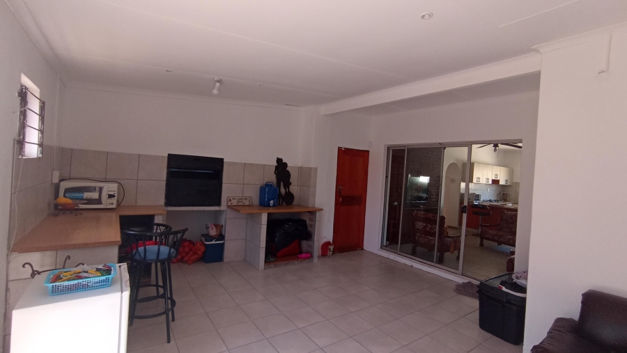 3 Bedroom Property for Sale in Louwville Western Cape